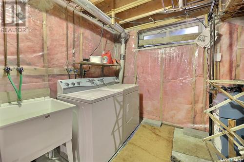 3607 White Bay, Regina, SK - Indoor Photo Showing Laundry Room