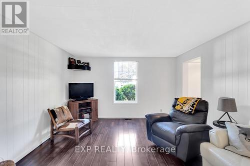 2033 Main Street, Norfolk, ON - Indoor Photo Showing Living Room