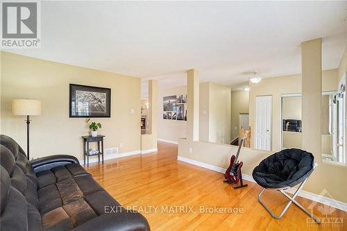 172 Centenaire Street, Russell, ON - Indoor Photo Showing Living Room