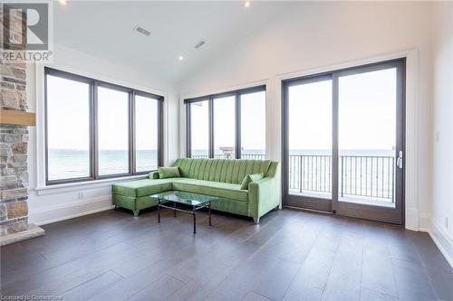 1250 Lakeshore Road W, St. Catharines, ON - Indoor Photo Showing Living Room