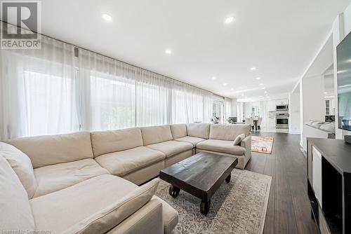 704 Old Dundas Road, Hamilton, ON - Indoor Photo Showing Living Room