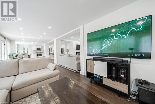 704 Old Dundas Road, Hamilton, ON - Indoor Photo Showing Living Room