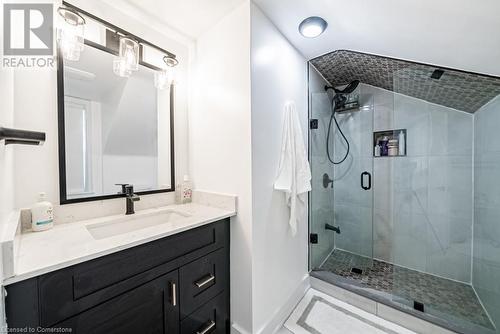 704 Old Dundas Road, Hamilton, ON - Indoor Photo Showing Bathroom