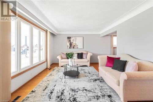 111 Nugent Drive, Hamilton, ON - Indoor Photo Showing Living Room