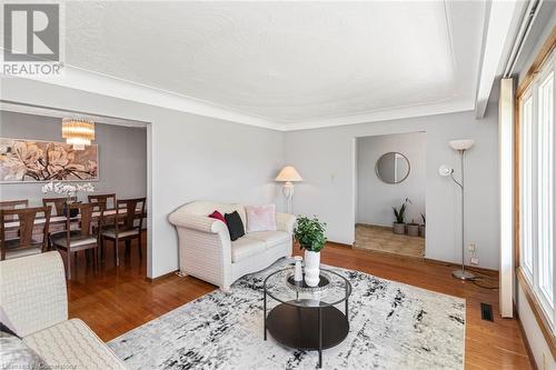 111 Nugent Drive, Hamilton, ON - Indoor Photo Showing Living Room