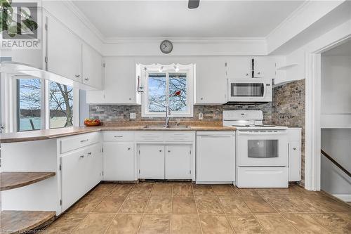 3542 Fifteenth Street, Lincoln, ON - Indoor Photo Showing Kitchen With Double Sink