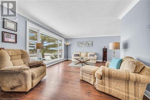 3542 Fifteenth Street, Lincoln, ON - Indoor Photo Showing Living Room