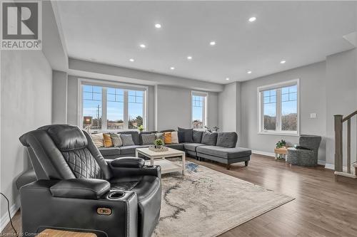 110 Hibiscus Lane, Hamilton, ON - Indoor Photo Showing Living Room