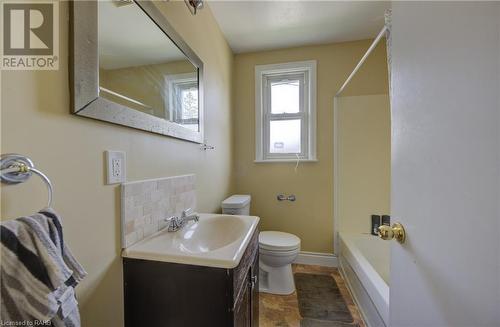 17 West 3Rd Street, Hamilton, ON - Indoor Photo Showing Bathroom