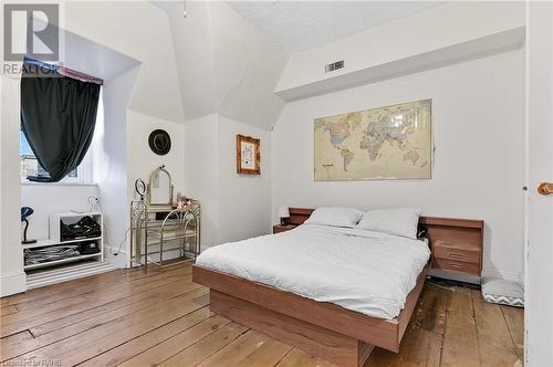 264 Macnab Street S, Hamilton, ON - Indoor Photo Showing Bedroom