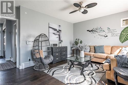 4126 London Court, Niagara Falls, ON - Indoor Photo Showing Living Room