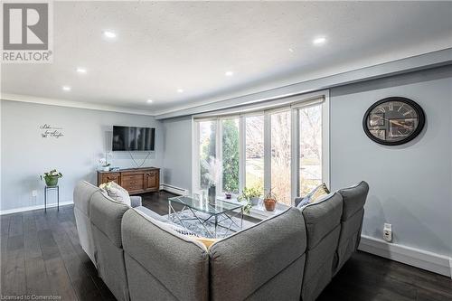 4126 London Court, Niagara Falls, ON - Indoor Photo Showing Living Room