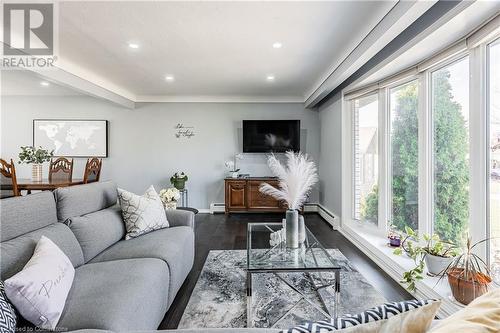 4126 London Court, Niagara Falls, ON - Indoor Photo Showing Living Room