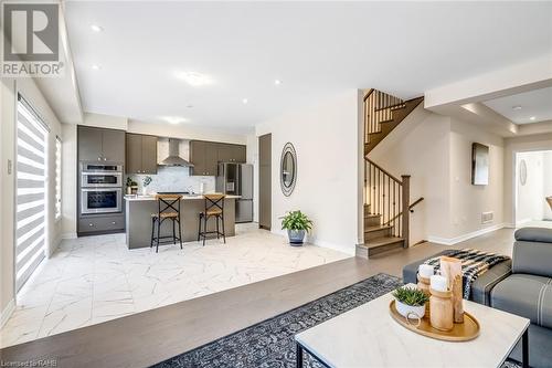 3916 Koenig Road, Burlington, ON - Indoor Photo Showing Living Room