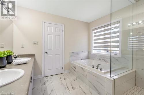 3916 Koenig Road, Burlington, ON - Indoor Photo Showing Bathroom