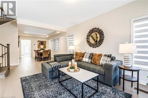 3916 Koenig Road, Burlington, ON - Indoor Photo Showing Living Room