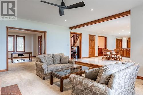 356 Roberts Road, Grimsby, ON - Indoor Photo Showing Living Room