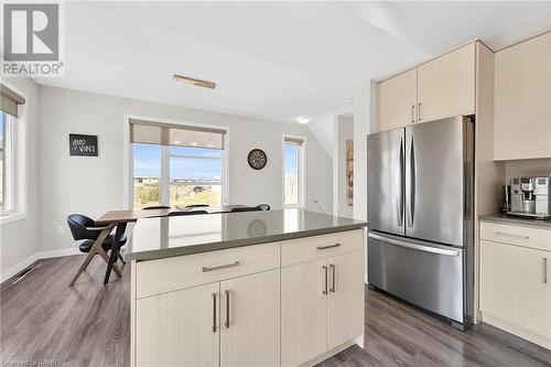 904 West Village Square, London, ON - Indoor Photo Showing Kitchen