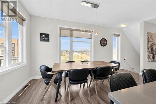 904 West Village Square, London, ON - Indoor Photo Showing Dining Room