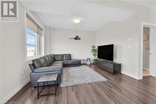 904 West Village Square, London, ON - Indoor Photo Showing Living Room