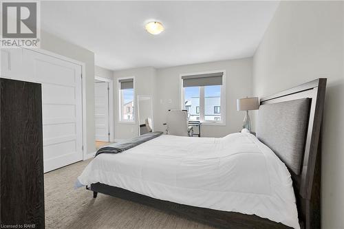 904 West Village Square, London, ON - Indoor Photo Showing Bedroom