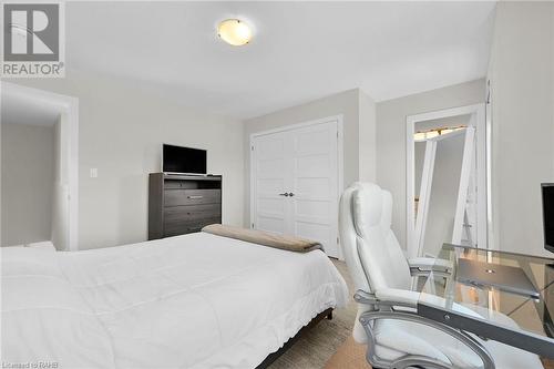 904 West Village Square, London, ON - Indoor Photo Showing Bedroom