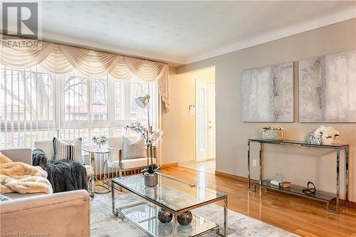 5061 University Avenue, Niagara Falls, ON - Indoor Photo Showing Living Room