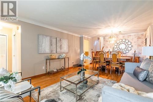 5061 University Avenue, Niagara Falls, ON - Indoor Photo Showing Living Room