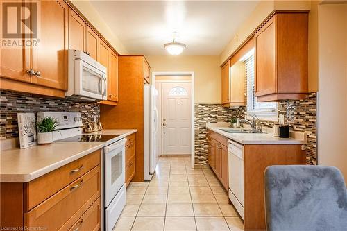 5061 University Avenue, Niagara Falls, ON - Indoor Photo Showing Kitchen With Double Sink