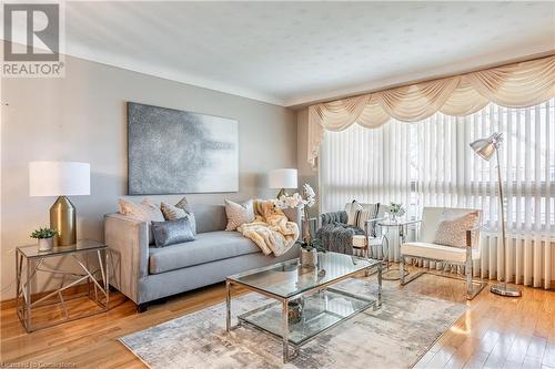 5061 University Avenue, Niagara Falls, ON - Indoor Photo Showing Living Room