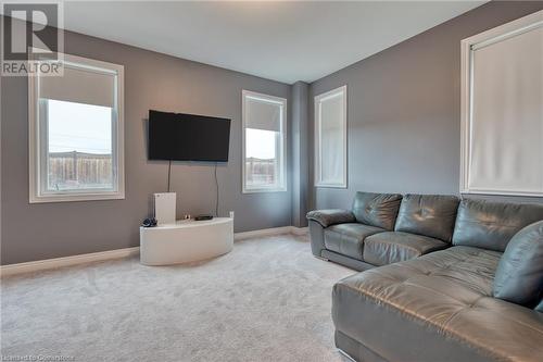 33 Pinot Crescent, Hamilton, ON - Indoor Photo Showing Living Room