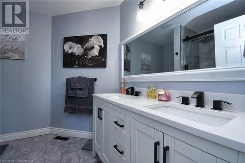 100 Stone Church Road E, Hamilton, ON - Indoor Photo Showing Bathroom