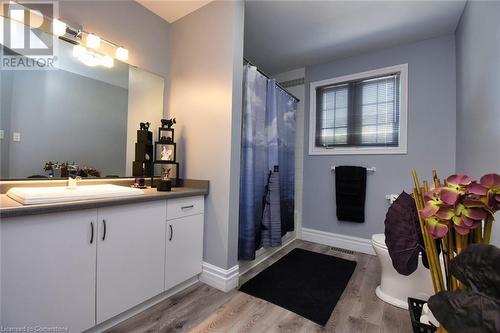 100 Stone Church Road E, Hamilton, ON - Indoor Photo Showing Bathroom