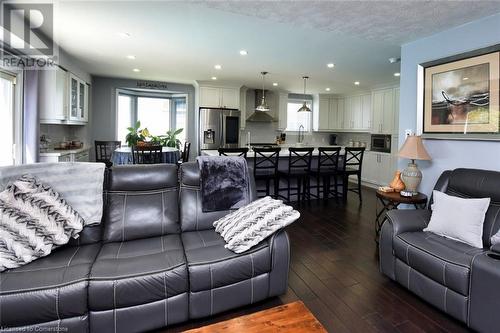 100 Stone Church Road E, Hamilton, ON - Indoor Photo Showing Living Room