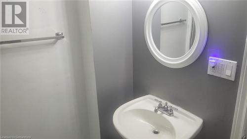 60 Chelsea Street, St. Catharines, ON - Indoor Photo Showing Bathroom