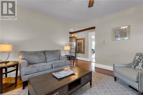 16 Nelles Boulevard, Grimsby, ON - Indoor Photo Showing Living Room