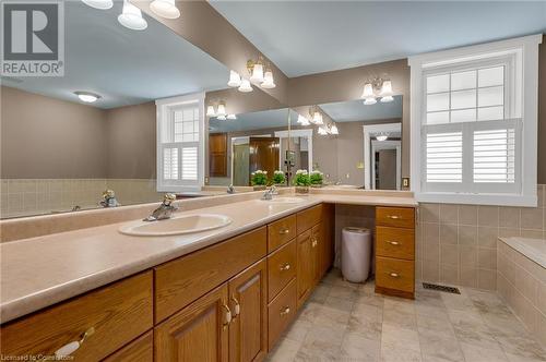 16 Nelles Boulevard, Grimsby, ON - Indoor Photo Showing Bathroom