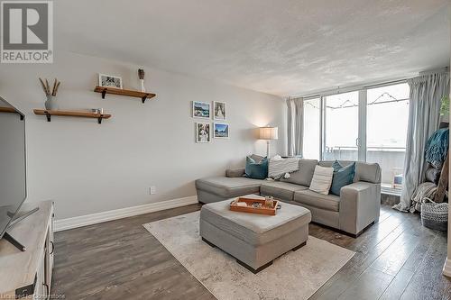 1425 Ghent Avenue Unit# 901, Burlington, ON - Indoor Photo Showing Living Room