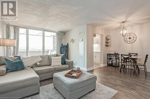 1425 Ghent Avenue Unit# 901, Burlington, ON - Indoor Photo Showing Living Room