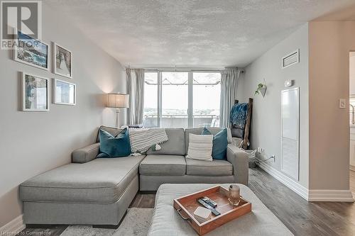 1425 Ghent Avenue Unit# 901, Burlington, ON - Indoor Photo Showing Living Room