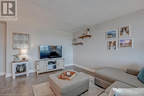 1425 Ghent Avenue Unit# 901, Burlington, ON - Indoor Photo Showing Living Room