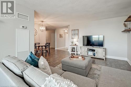 1425 Ghent Avenue Unit# 901, Burlington, ON - Indoor Photo Showing Living Room