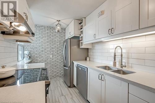 1425 Ghent Avenue Unit# 901, Burlington, ON - Indoor Photo Showing Kitchen With Double Sink With Upgraded Kitchen