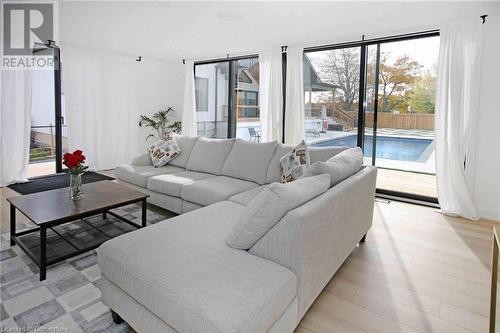 900 Empire Road, Port Colborne, ON - Indoor Photo Showing Living Room