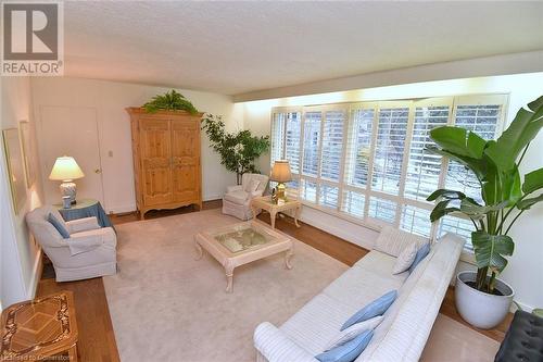 11 Forsyth Place, Hamilton, ON - Indoor Photo Showing Living Room