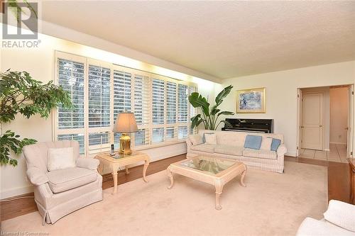 11 Forsyth Place, Hamilton, ON - Indoor Photo Showing Living Room