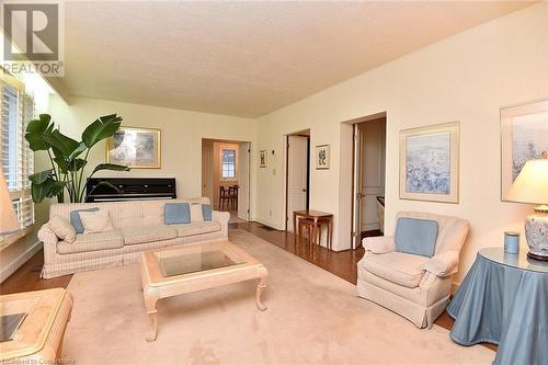 11 Forsyth Place, Hamilton, ON - Indoor Photo Showing Living Room