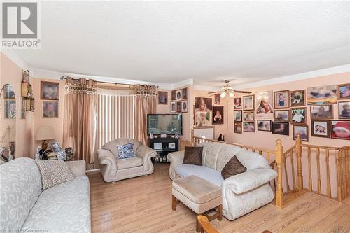 75 Hanover Place, Hamilton, ON - Indoor Photo Showing Living Room