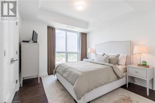 2060 Lakeshore Road Unit# 1401, Burlington, ON - Indoor Photo Showing Bedroom