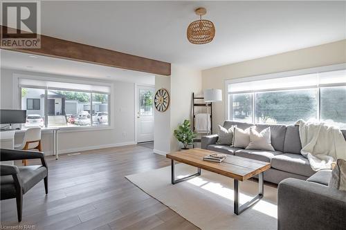 2748 Prince William Street, Jordan Station, ON - Indoor Photo Showing Living Room